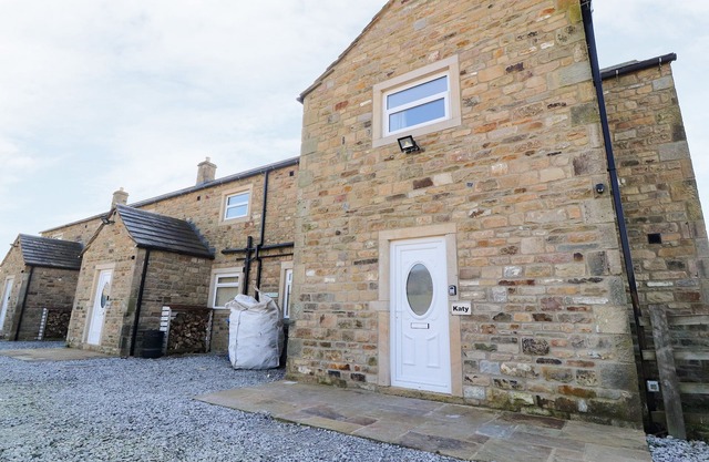 KATY'S COTTAGE, pet friendly, luxury holiday cottage in Skipton