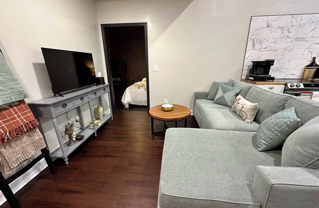 Katy Suite - Chic 2BR Stay on Katy Trail in Historic Mercantile near Hermann