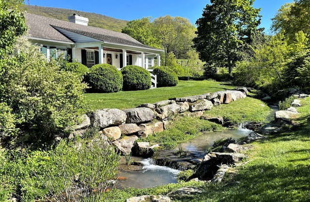 Katydid Cottage, Tucked in the heart of Warm Springs with Pastoral Views and a Year Round Stream Flo