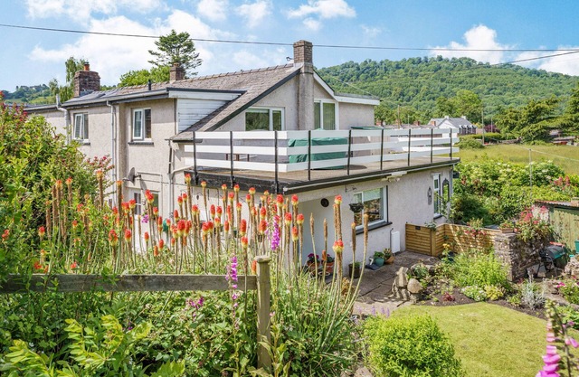 KAVIENG, pet friendly, with a garden in Gilwern