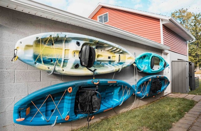 Kayaks, Hot Tub & Home Gym - Family Friendly Cozy Nature Retreat