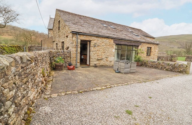 KEEL COTTAGE, pet friendly, with a garden in Buckden