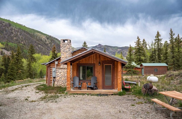 Keepin' It Reel - Large Cabin for the Whole Family at Historic Vicker's Ranch - Sleeps 10