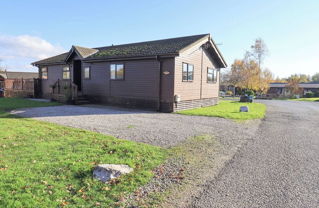 KELLET LODGE (LAKESIDE 26), pet friendly, with pool in Carnforth