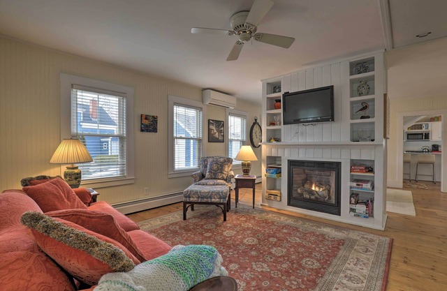 Kennebunk Cottage w/Yard < 1 Mi to Beach!