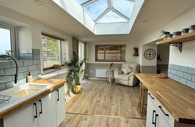 Kennel House with Hill Views perfectly situated for walks. - 20 min to the beach