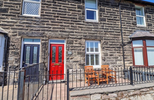 KENNIE COTTAGE, pet friendly, country holiday cottage in Seahouses
