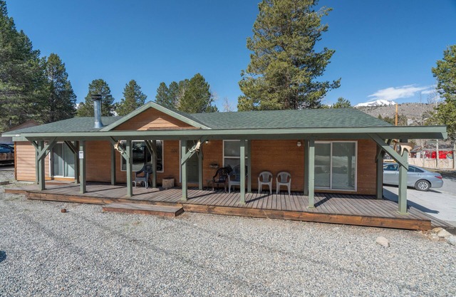 Kenton House- Village Location, Walk to both June & Gull Lakes and Shops and Restaurants