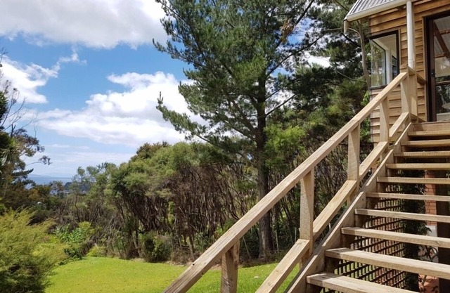Kereru Cottage - private bach with sea view
