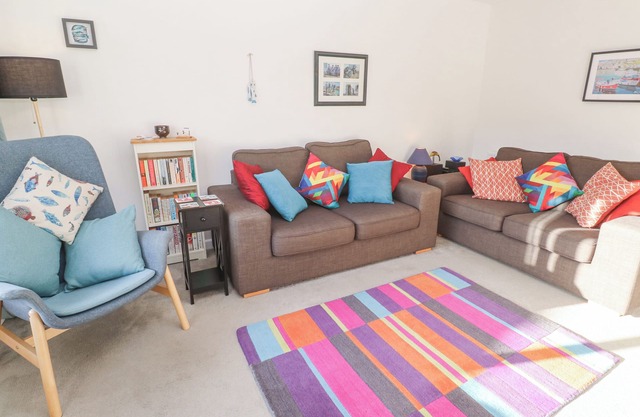 KERNOW COTTAGE, family friendly, with a garden in Porthleven