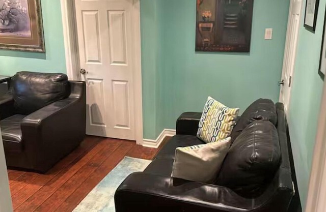 Kerry's Cozy home in welcoming Brampton with WiFi, AC