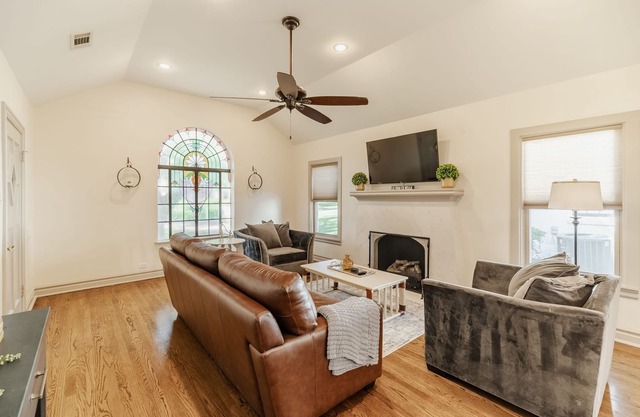Kessler Park Bungalow - Walking distance to Bishop Arts District