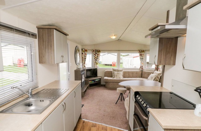 KESTREL 13, pet friendly, with a garden in Cayton
