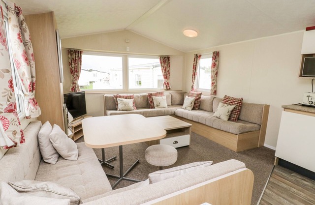 KESTREL 7, pet friendly, country holiday cottage, with pool in Cayton