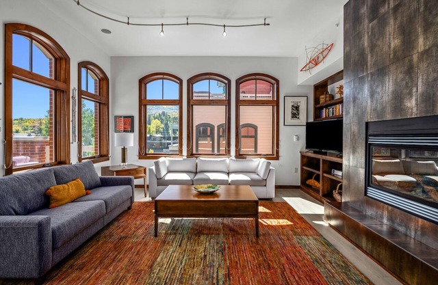 Kestrel Corner, Prime Downtown Location, Views Galore, Tastefully Appointed!