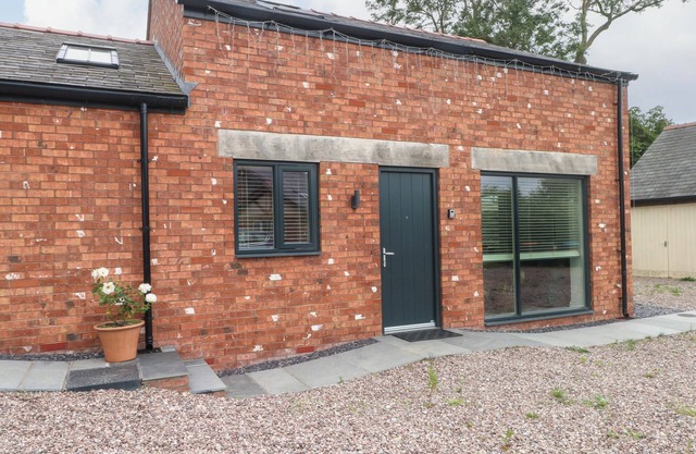 KESTREL, romantic, character holiday cottage in Tilston