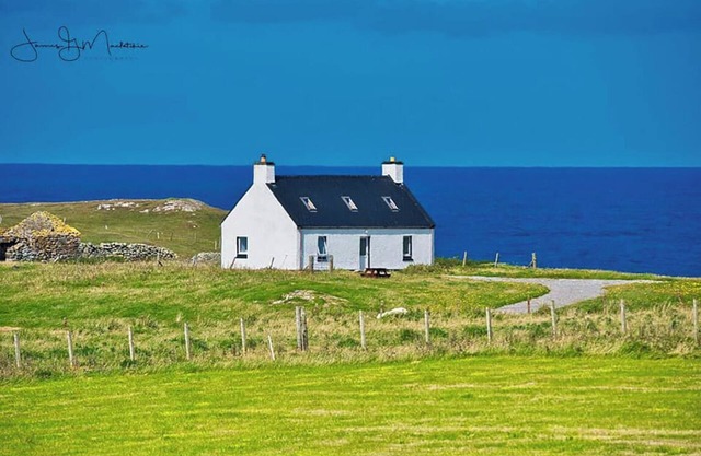 KETTLE COTTAGE - Pet friendly, cosy Hebridean Cottage on North Uist