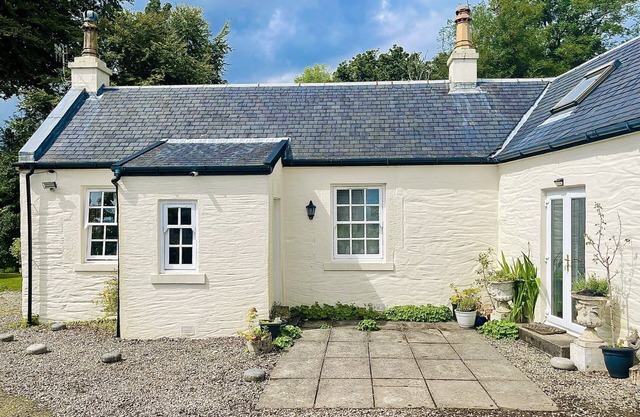 Kevington Cottage, charming one bedroom cottage, conservatory, decking area,