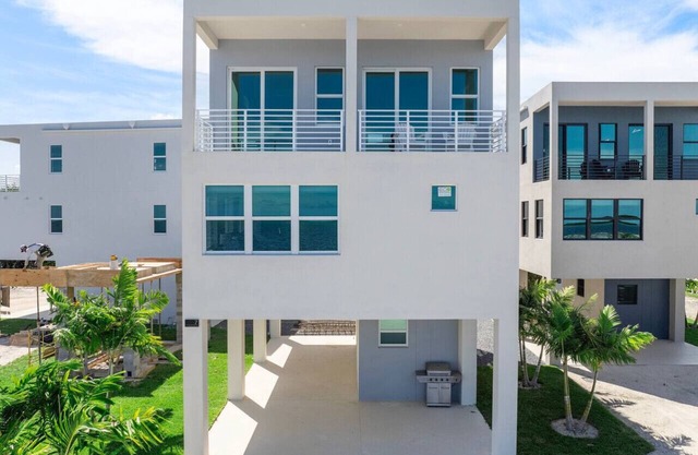Key Largo Oasis Oceanfront with Pool & Hot Tub