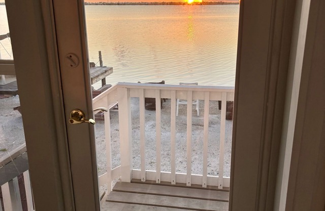 Keys cottage, oceanfront, dock, private, great location, fenced backyard