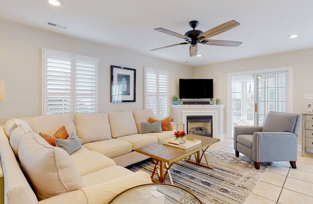 Keys of March Harbor home with on-site pool, tennis, private patio & sunroom