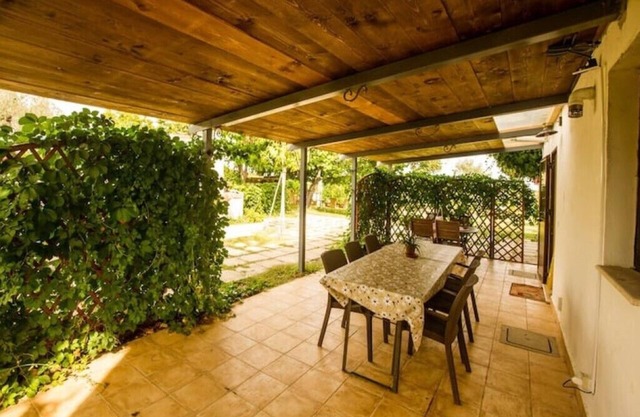 Khaki. Rustic 6/8 p. country house with garden and pool