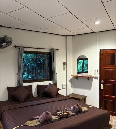 Khao Sok Jungle Huts Resort
