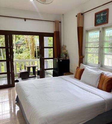 Khaosok gallery & camp