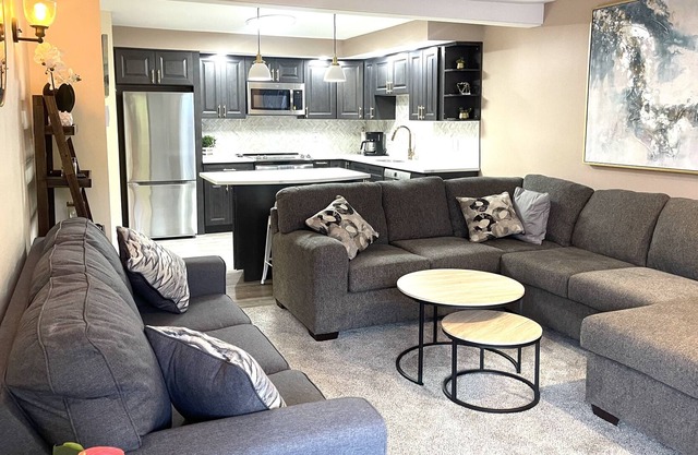 Killington Vermont Modern luxury 2 bedroom Condo with Cozy fireplace