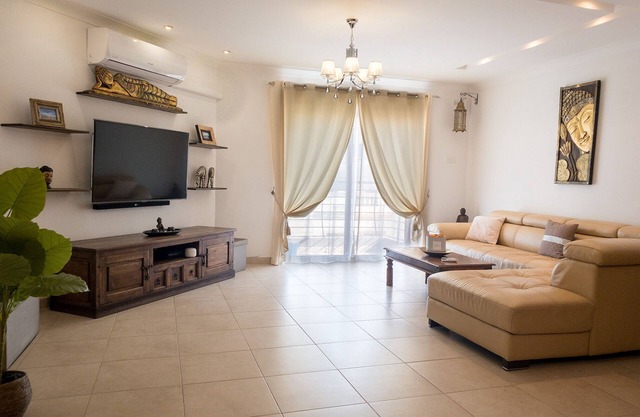 KimRay Boutique Apartment! Jacuzzi Tub - BBQ Terrace