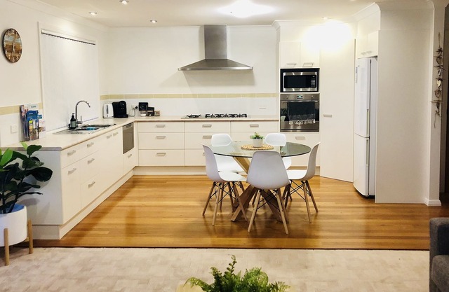 kims@kiama is a fully self contained 3 bedroom unit located in Kiama Heights.