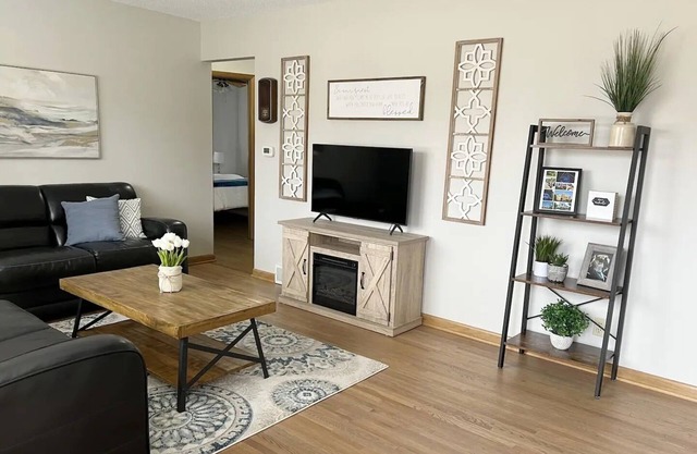 King & 2 Queen Beds, Centrally Located 15 Minutes from Anywhere in Des Moinesn