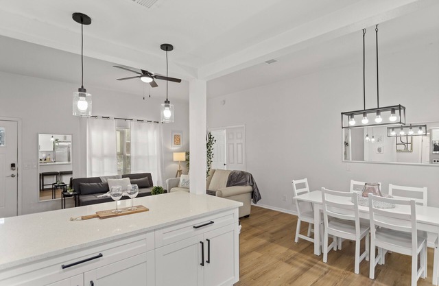 King bd/Modern Home sleeps 8 w/private backyard