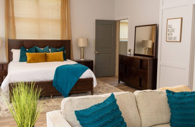 King Bed Condo in Walkable Neighborhood w/Desk & WIFI
