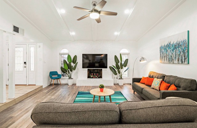 King Bed, Family Friendly, Nice Backyard, Foosball, Games, Cornhole, Grill