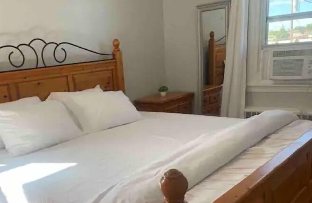 King Bed & Free Parking in Rhawnhurst!