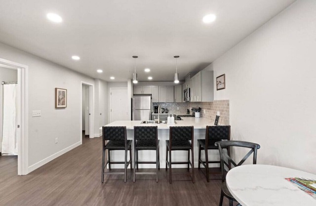 King Bed! - J&K on Main Luxury Apartment 303