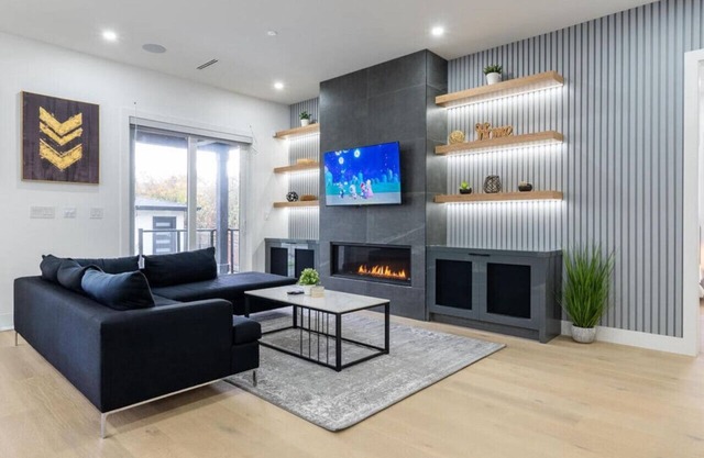King Bed Lux Entertainers' Home| Indoor Fireplaces