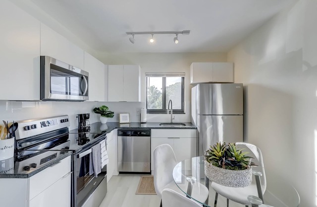 King bed/Pool/15 min beach, airport & cruise Pt
