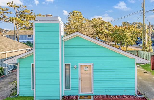 King Bed - Private Deck - Walk To Beach - Arcade - Dogs OK - Baby Gear - Laundry