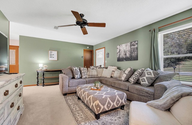 King Bed, Screened Porch, Covered RV parking & Garage! Great for extended stays
