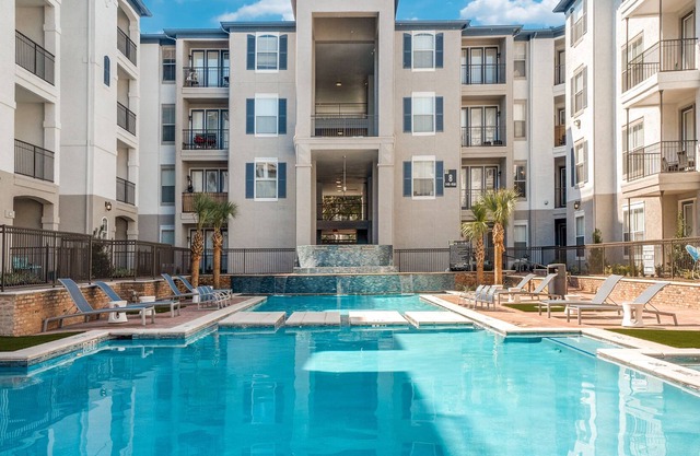 King Bed - Uptown - Pet Friendly