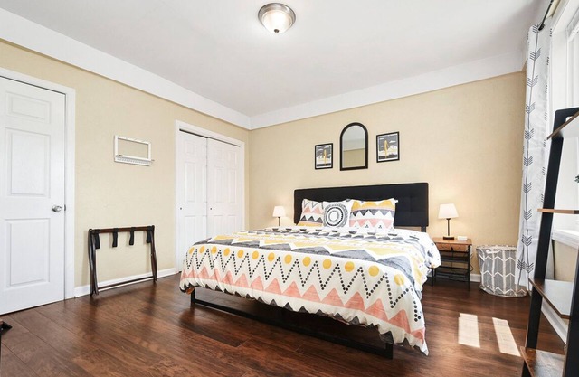 ★King Bed★Free Off Street Parking!★Pro Cleaning!★