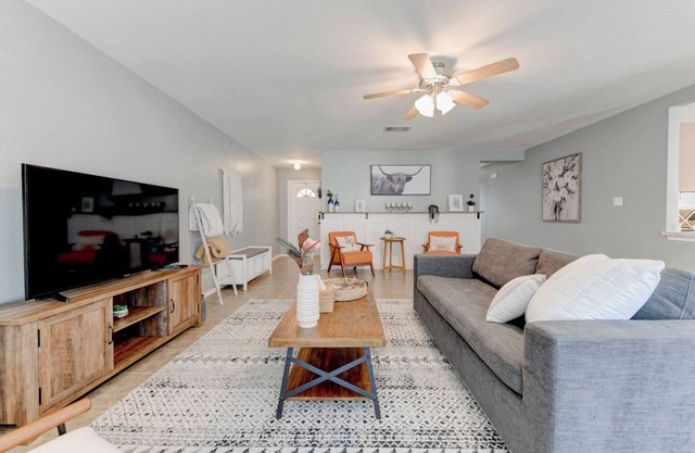 King Beds, Fenced Yard & Dogs OK in Cedar Park