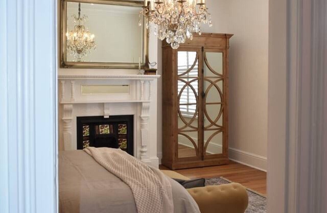 King beds, fireplace, spa bath. Parking. Central.