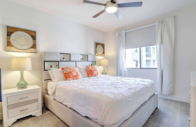 King Beds》Steps from Shops & Restaurants》& Parking