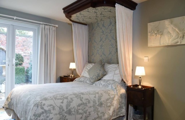 King Ensuite : Shower over Bath : Ground Floor