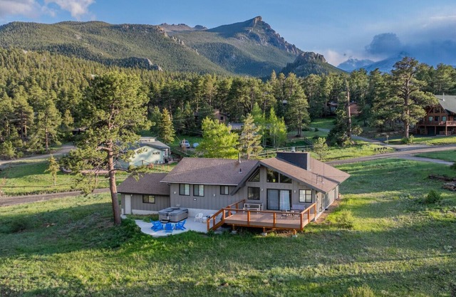 King & Q beds, views, hot tub, deck, grill