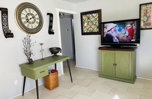 King queen, sweet cozy, and quiet old neighborhood very charming perfect stay