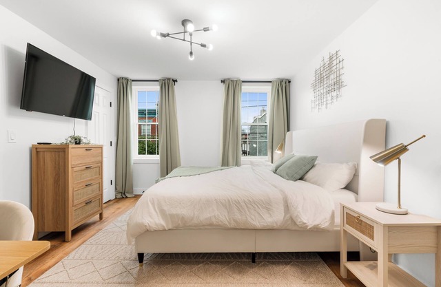 King Size Bed, Modern, Close to Public Transportation and Eateries